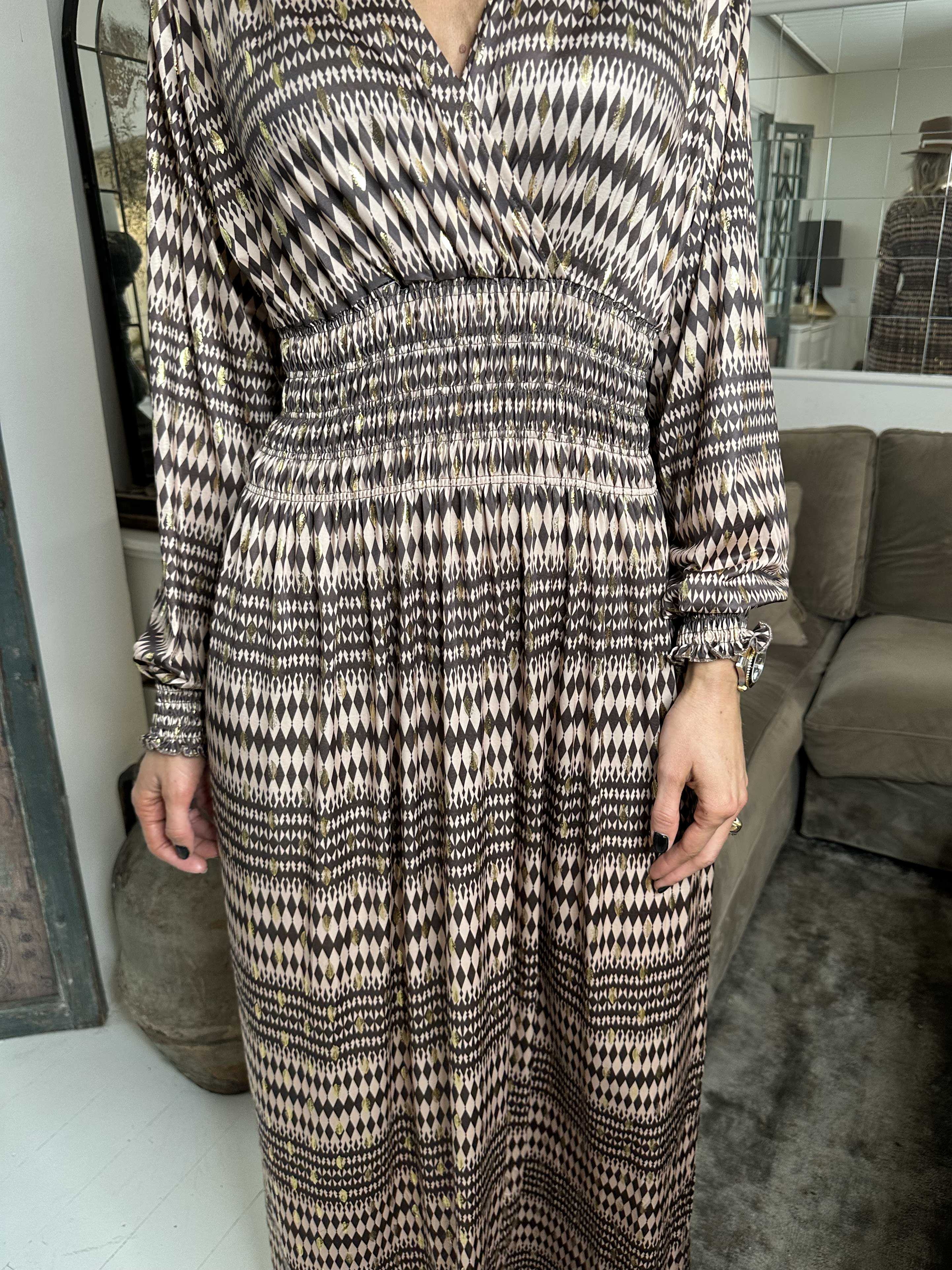 Pams Stripe L/S - Mönstrad klänning med resår och gulddetaljer